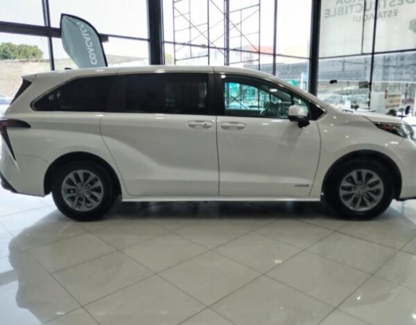 Toyota Sienna Hybrid 2021 - Image 8