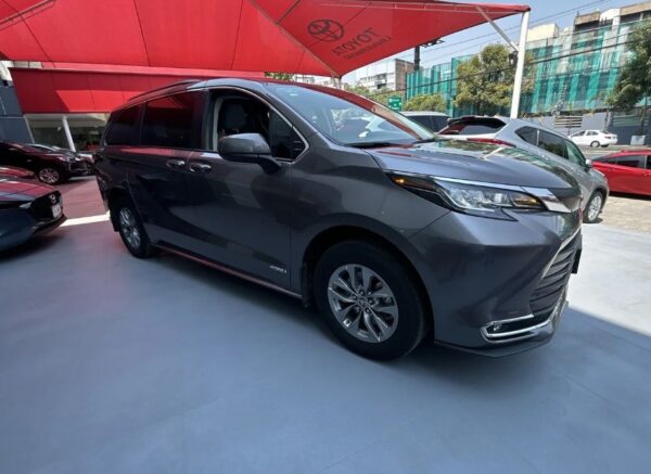 Toyota SIENNA XLE 2021 T - Image 2