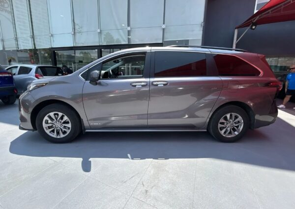 Toyota SIENNA XLE 2021 T - Image 3