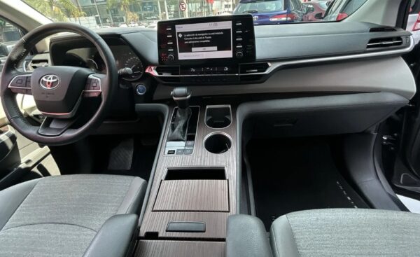Toyota SIENNA XLE 2021 T - Image 4