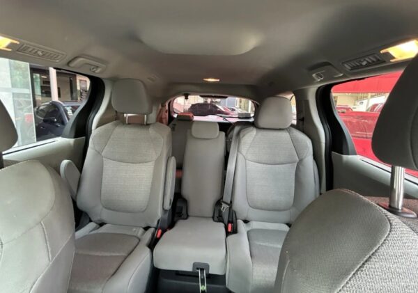 Toyota SIENNA XLE 2021 T - Image 5