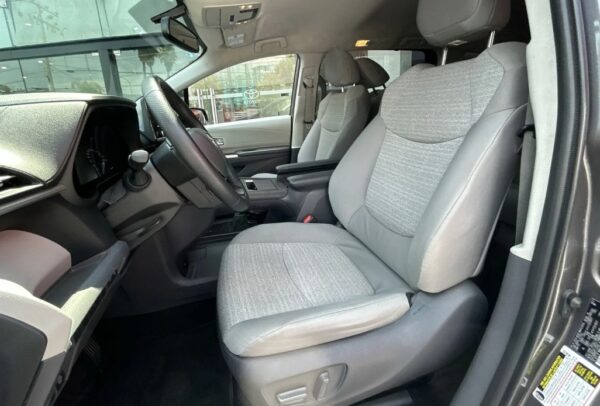 Toyota SIENNA XLE 2021 T - Image 8