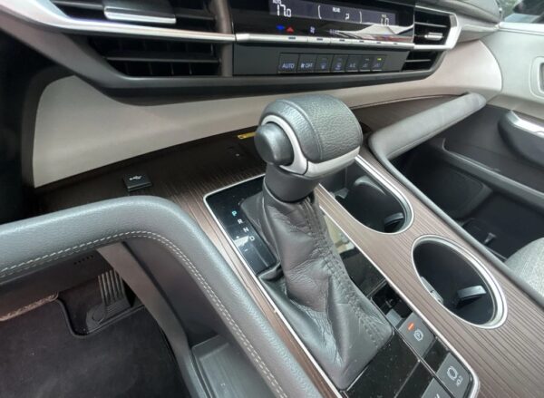 Toyota SIENNA XLE 2021 T - Image 11