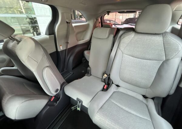 Toyota SIENNA XLE 2021 T - Image 12